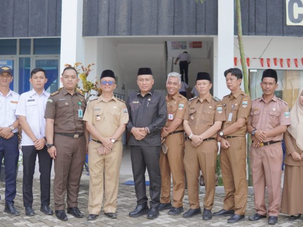 Mewakili Bupati, Asisten II Drs. Zukri Amin, M.P. Hadiri Launching MBG Di Kecamatan Pesisir Tengah