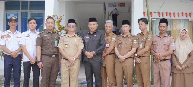 Mewakili Bupati, Asisten II Drs. Zukri Amin, M.P. Hadiri Launching MBG Di Kecamatan Pesisir Tengah