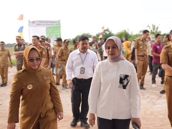 Bupati Mesuji Elfianah Dampingi Dirjen Kemensos Tinjau Kampung Sejahtera di Desa Sungai Cambai