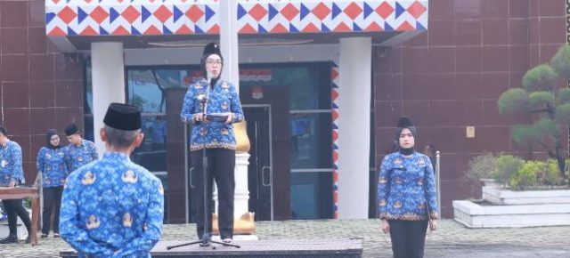 Bupati Ayu Asalasiyah Pimpin Apel Bulanan Di Lapangan Buay Pemuka