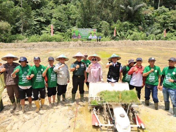 Wujudkan Astacita Presiden Kajati Lampung Bersama Bupati Lambar Tanam Padi Bersama Warga Wujudkan Astacita Presiden Kajati Lampung Bersama Bupati Lambar Tanam Padi Bersama Warga