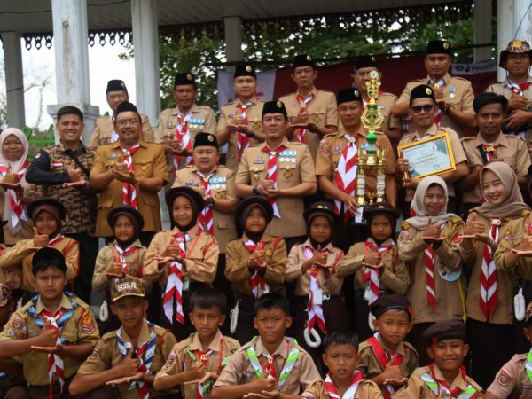 Bupati Dedi Irawan Resmi Tutup Perkemahan Jambore Cabang Ke-1 Pesibar Bupati Dedi Irawan Resmi Tutup Perkemahan Jambore Cabang Ke-1 Pesibar