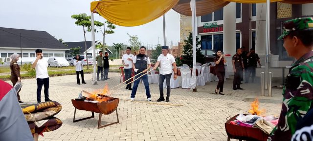 Komitmen Tegakkan Hukum Tanpa Kompromi, Kejari Tubaba Musnahkan Barang Bukti 66 Perkara