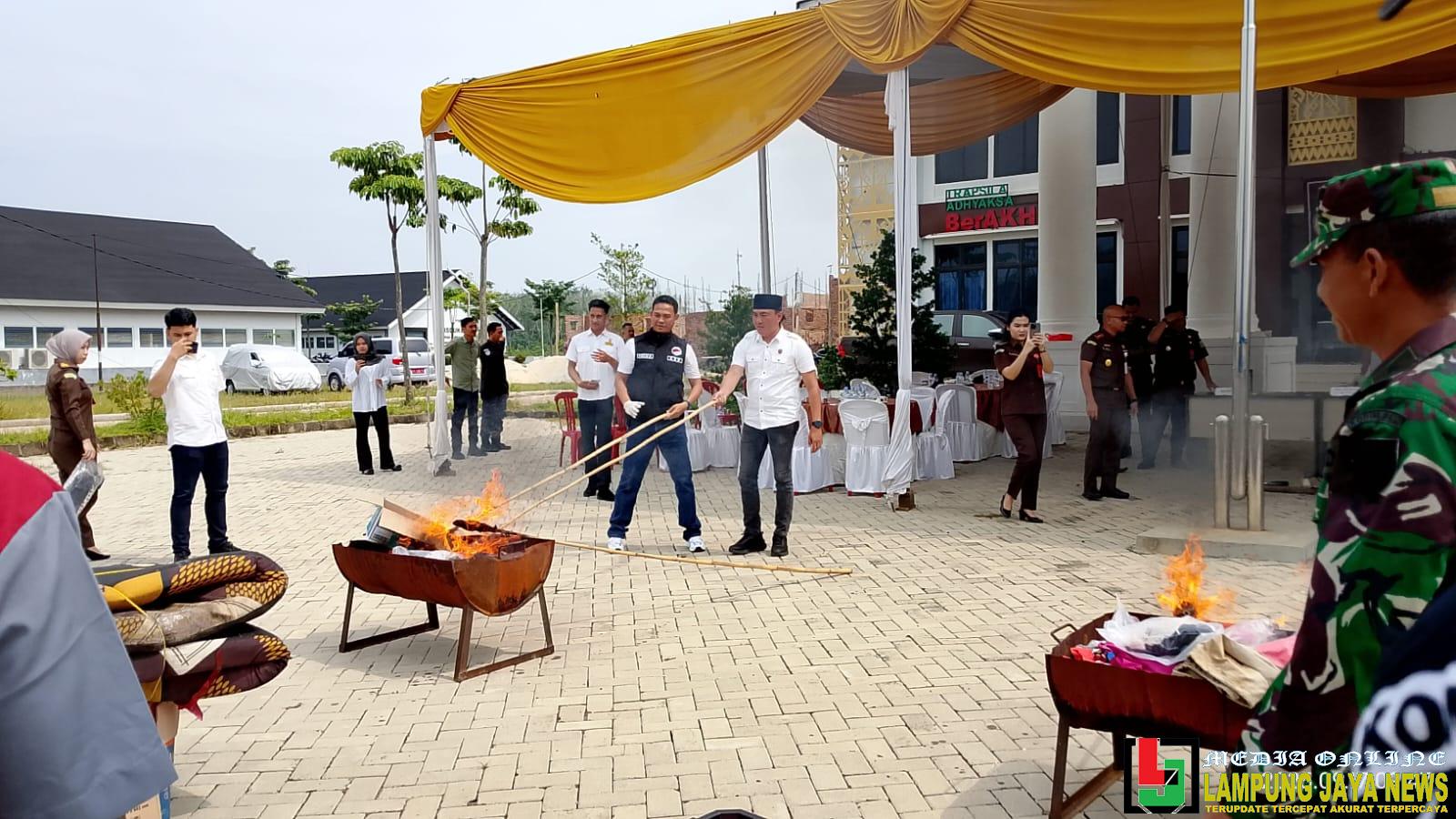 Komitmen Tegakkan Hukum Tanpa Kompromi, Kejari Tubaba Musnahkan Barang Bukti 66 Perkara