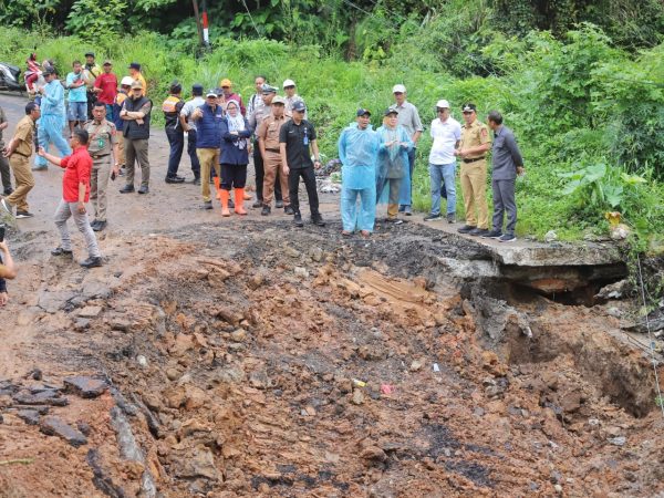 Bupati Lampung Barat Tinjau Jalan Liwa - Hanakau Yang Putus Akibat Longsor
