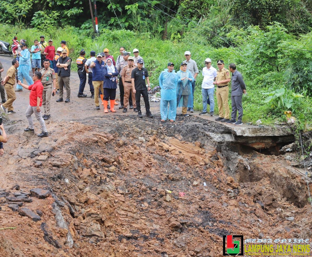 Bupati Lampung Barat Tinjau Jalan Liwa - Hanakau Yang Putus Akibat Longsor