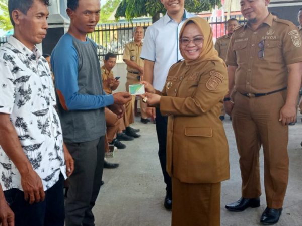 706 Petani Sawit di Mesuji Terima Kartu BPJS Ketenagakerjaan Berkat kerjasama Bupati Elfianah dan BPJS Ketenagakerjaan