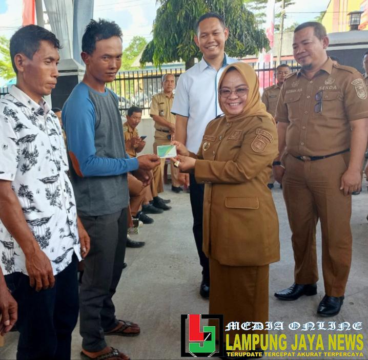 706 Petani Sawit di Mesuji Terima Kartu BPJS Ketenagakerjaan Berkat kerjasama Bupati Elfianah dan BPJS Ketenagakerjaan
