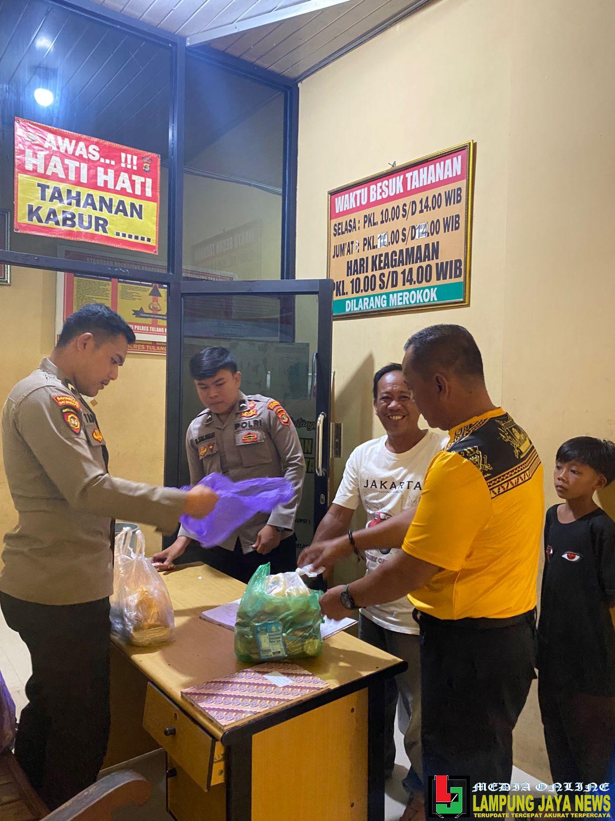 Sat Tahti Polres Tulang Bawang Barat laksanakan pengawasan dan Pelayananan Kepuasan Pengunjung Pada Saat Jam Besuk Tahanan