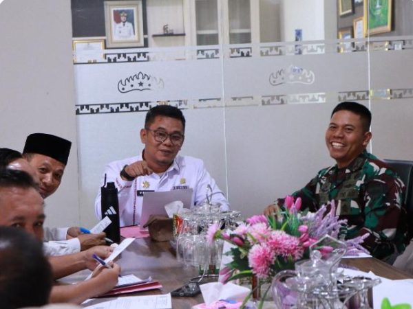 Pimpin Rapat Persiapan TMMD Ke-126, Sekda Machiavelli HT Tegaskan OPD Dan Stakeholder Laksanakan Tugas Dengan Optimal Pimpin Rapat Persiapan TMMD Ke-126, Sekda Machiavelli HT Tegaskan OPD Dan Stakeholder Laksanakan Tugas Dengan Optimal
