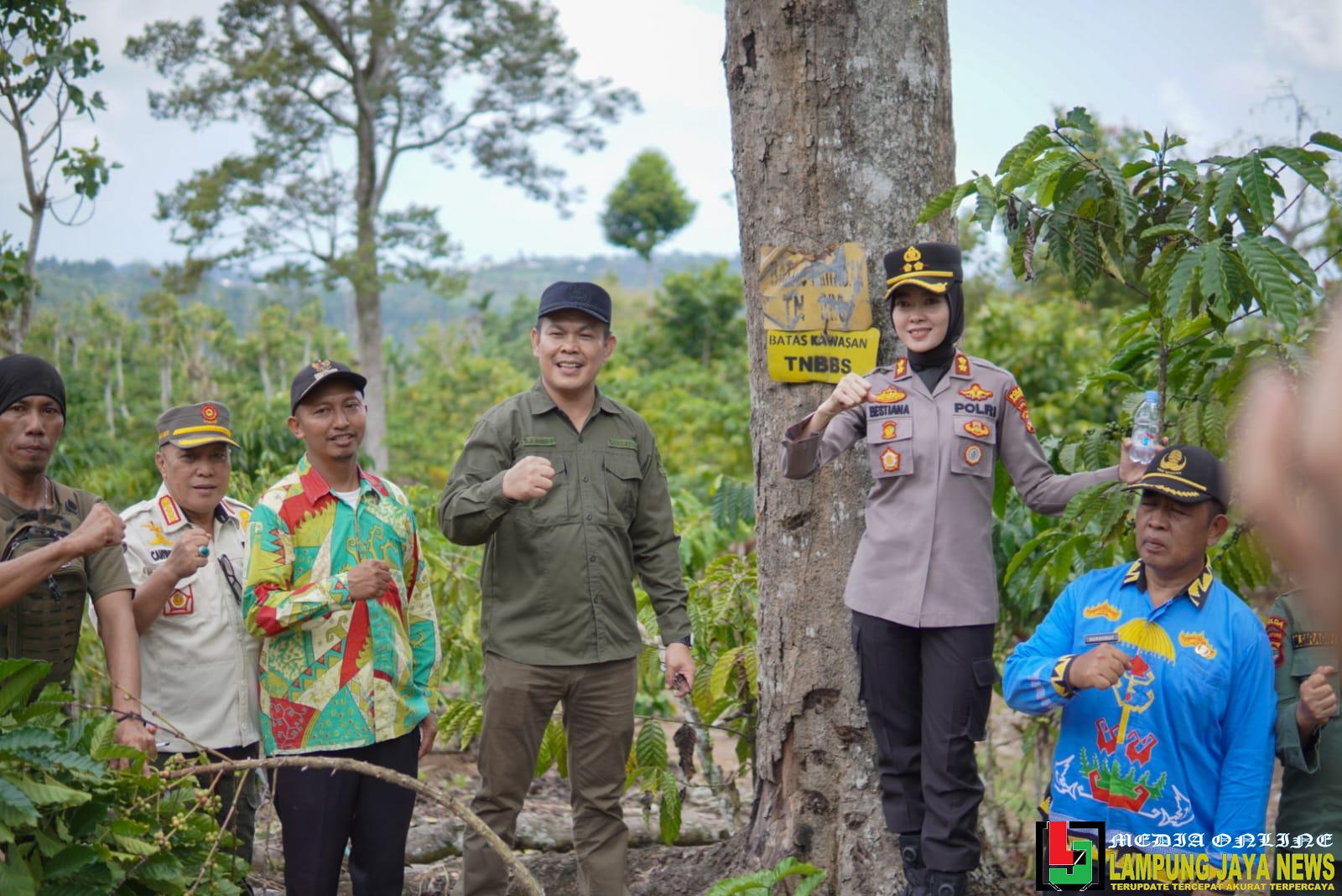 Tinjau Lokasi Serangan Harimau, Pj Sekda Tedi Zadmiko Ingatkan Warga Untuk Tingkatkan Kewaspadaan