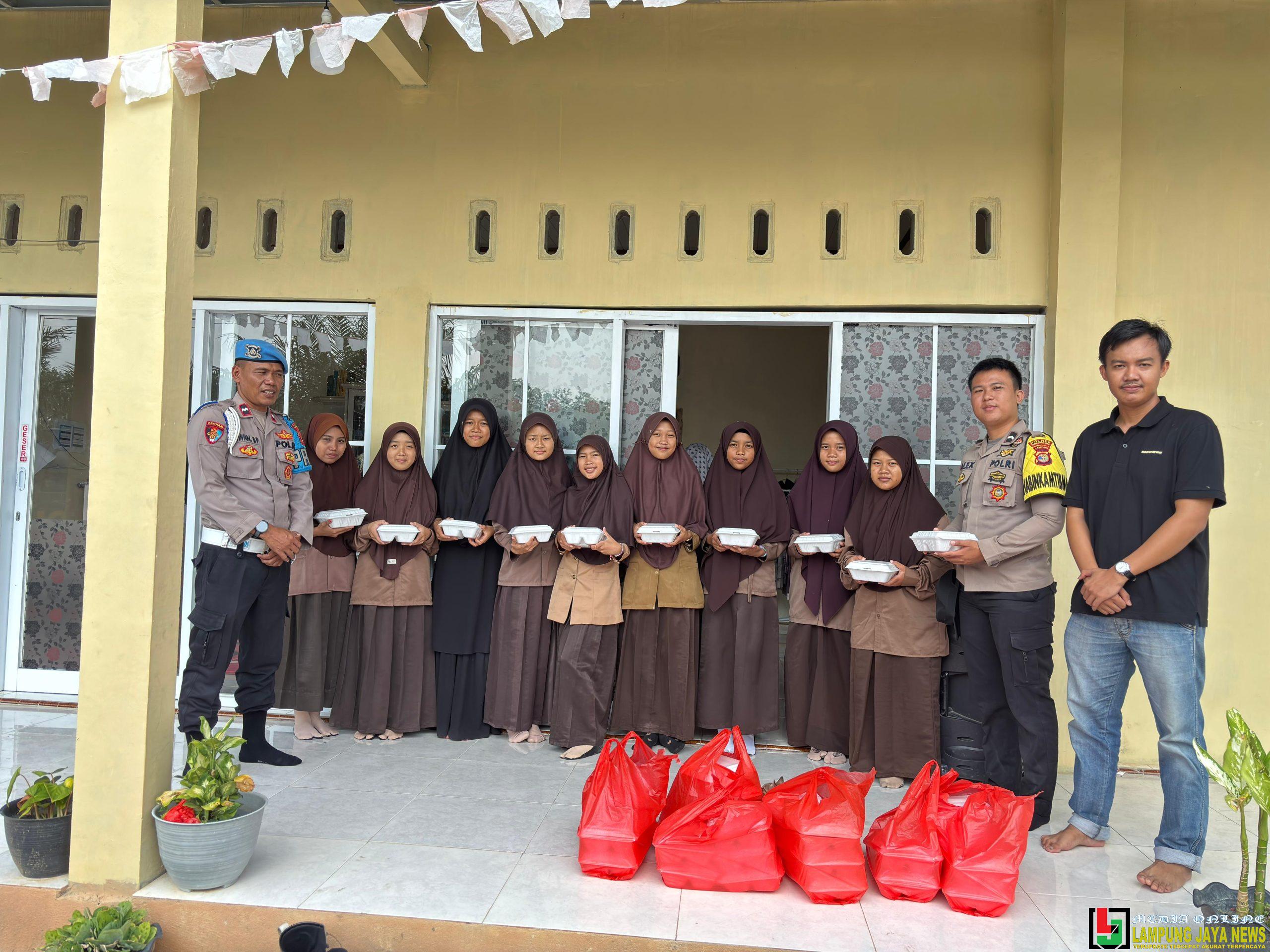 Jumat Berkah, Polsek Lambu Kibang Bagikan Nasi Kotak kepada Santri Pondok Pesantren Nurul Kirom