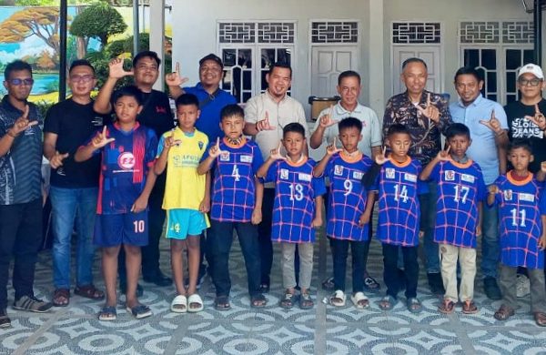 Atlet Bola U9 Mesuji Dilepas Sekda dan Bapak Pembangunan Mesuji Khamami
