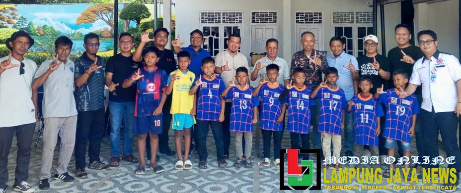 Atlet Bola U9 Mesuji Dilepas Sekda dan Bapak Pembangunan Mesuji Khamami