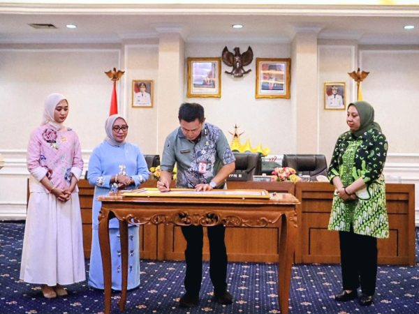 Wakili Bupati, Pj Sekda Tedi Zadmiko Hadiri Penandatanganan Komitmen Bersama Bupati/Walikota se-Provinsi Lampung