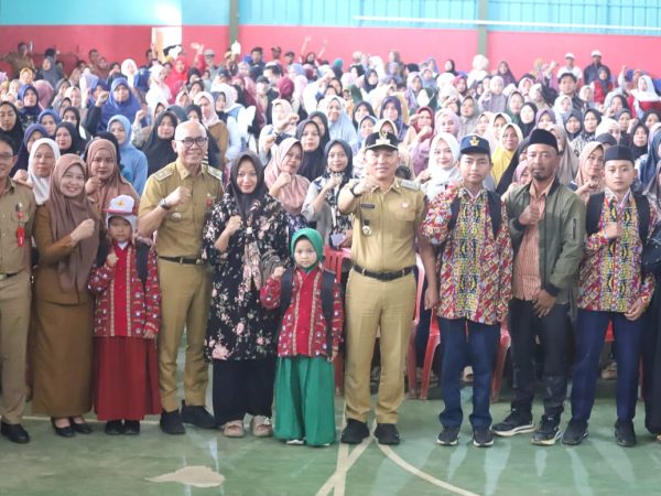 Bagikan 1. 468 Seragam Gratis Siswa SD, SMP, Parosil Paparkan Rencana Program Beasiswa Untuk Masyarakat Tak Mampu