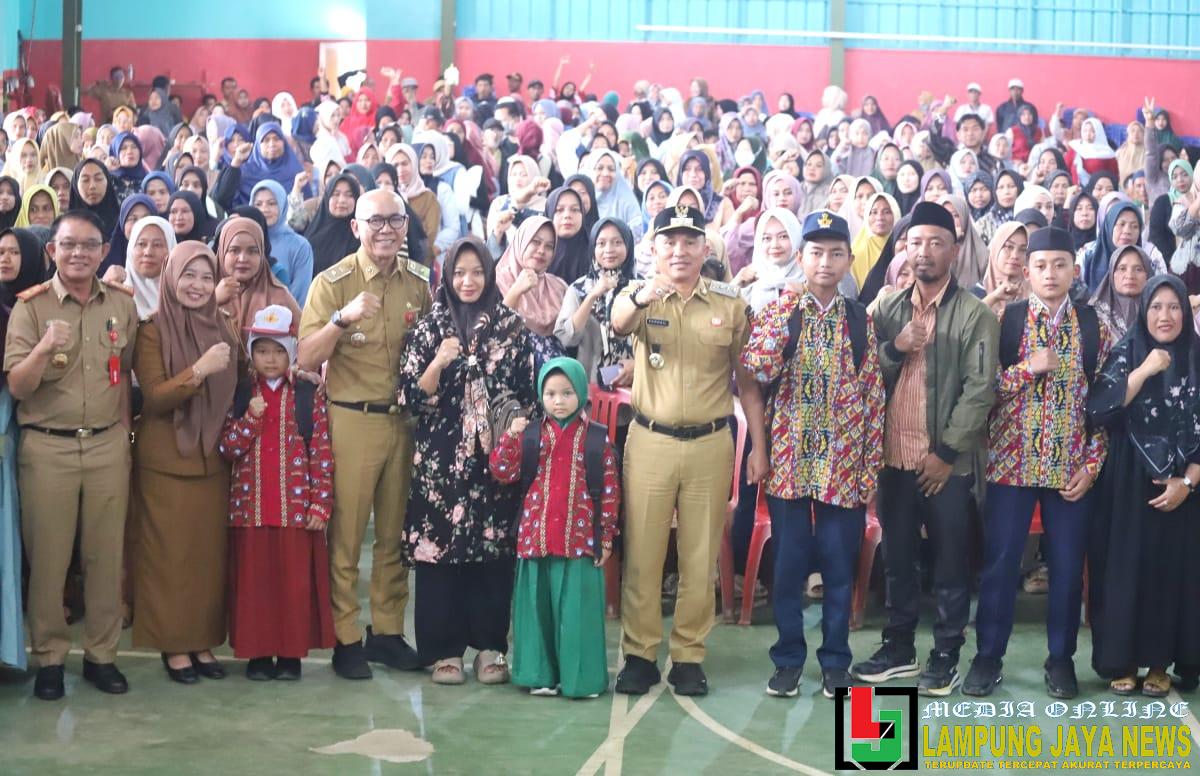 Bagikan 1. 468 Seragam Gratis Siswa SD, SMP, Parosil Paparkan Rencana Program Beasiswa Untuk Masyarakat Tak Mampu