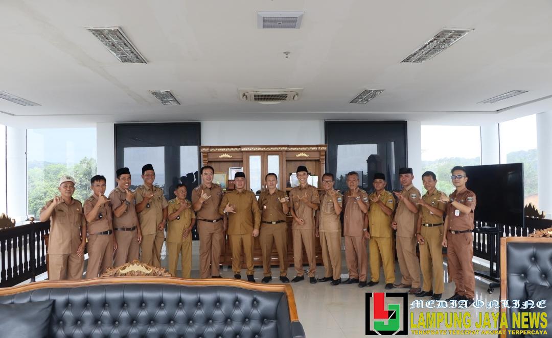 Bupati Dedi Irawan Terima Audensi Apdesi Krui Selatan Bupati Dedi Irawan Terima Audensi Apdesi Krui Selatan