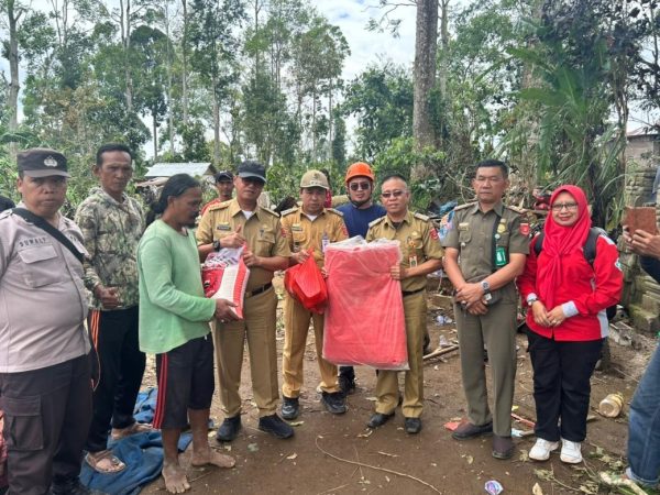 Pasca Cuaca Ekstrem di Balik Bukit, Sekda Lampung Barat Serahkan Bantuan dan Imbau Warga Tetap Waspada