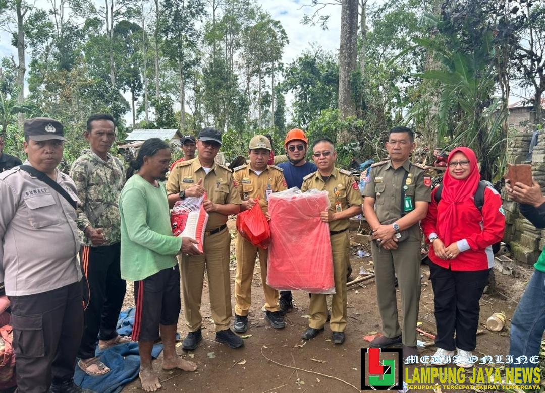 Pasca Cuaca Ekstrem di Balik Bukit, Sekda Lampung Barat Serahkan Bantuan dan Imbau Warga Tetap Waspada Pasca Cuaca Ekstrem di Balik Bukit, Sekda Lampung Barat Serahkan Bantuan dan Imbau Warga Tetap Waspada