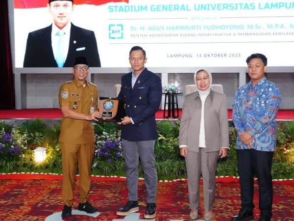 Menko AHY dan Gubernur Mirza Ajak Mahasiswa Unila Jadi Generasi Pemimpin yang Inovatif dan Berkarakter Menko AHY dan Gubernur Mirza Ajak Mahasiswa Unila Jadi Generasi Pemimpin yang Inovatif dan Berkarakter