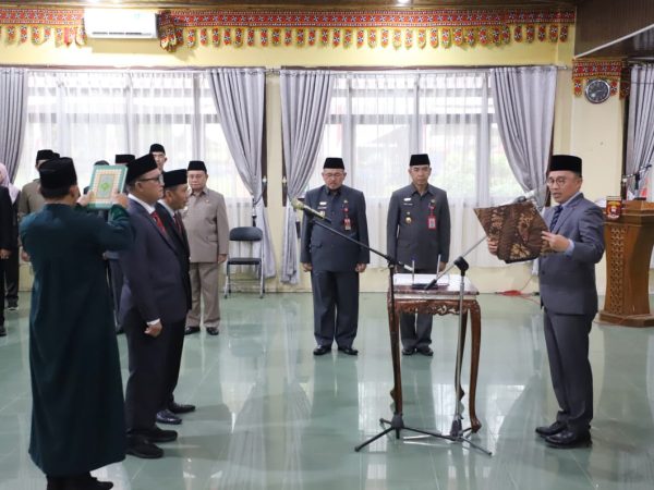 Bupati Parosil Lantik Nowo Wibawono dan Amri Sebagai Pejabat Tinggi Pratama Pemkab Lampung Barat