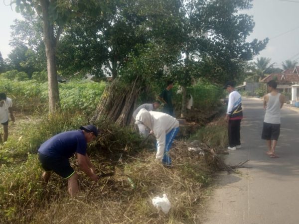 Jum'at Bersih, Lurah Menggala Tengah Ajak Warga dan Staf Bergotong Royong Bersama