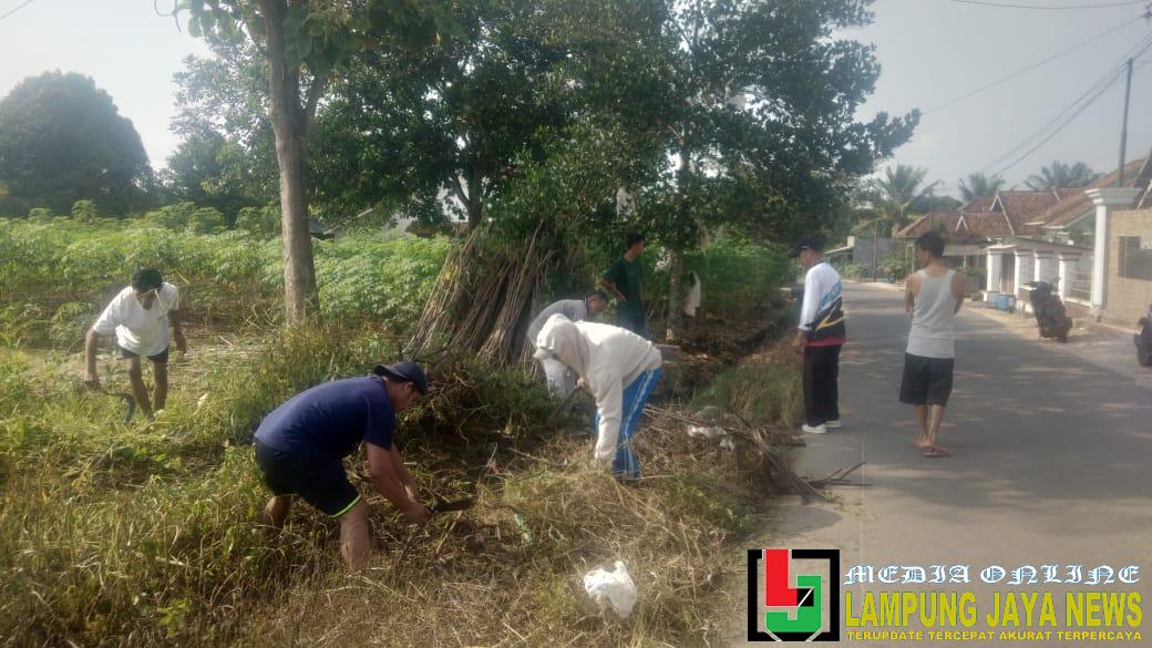 Jum'at Bersih, Lurah Menggala Tengah Ajak Warga dan Staf Bergotong Royong Bersama