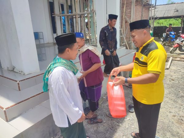 Jumat Berkah, Polsek Lambu Kibang Bagikan Nasi Kotak Usai Salat Jumat, Wujud Kepedulian dan Kebersamaan Jumat Berkah, Polsek Lambu Kibang Bagikan Nasi Kotak Usai Salat Jumat, Wujud Kepedulian dan Kebersamaan