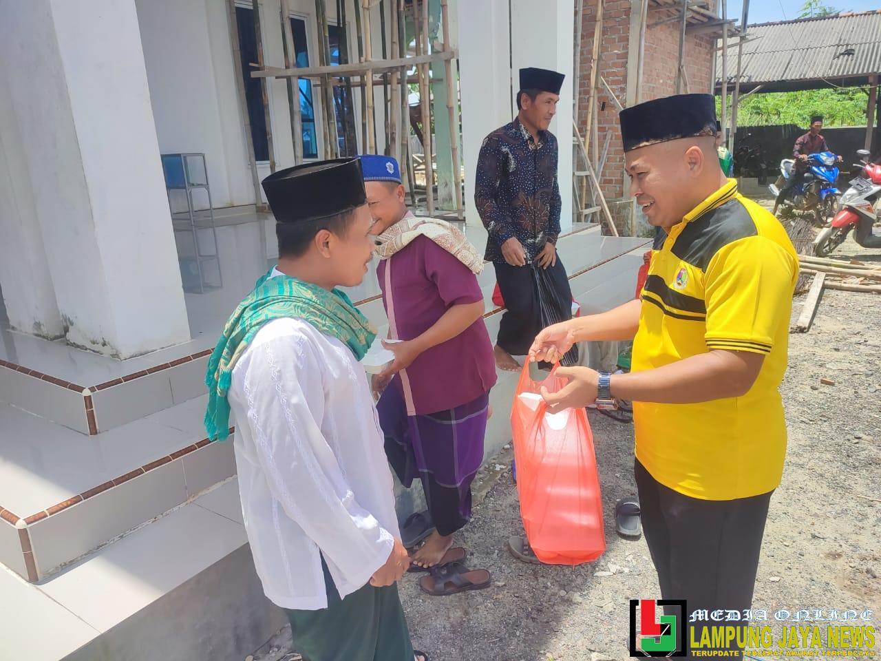 Jumat Berkah, Polsek Lambu Kibang Bagikan Nasi Kotak Usai Salat Jumat, Wujud Kepedulian dan Kebersamaan Jumat Berkah, Polsek Lambu Kibang Bagikan Nasi Kotak Usai Salat Jumat, Wujud Kepedulian dan Kebersamaan