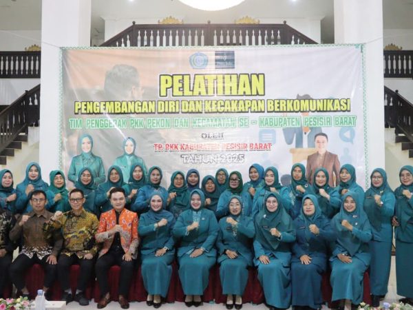 Ketua TP PKK Dian Hardiyanti Dedi Buka Kegiatan Pelatihan Public Speaking