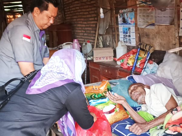 SMSI Peduli Kunjungi Kakek Natak Usia 100 Tahun Yang Sedang Sakit