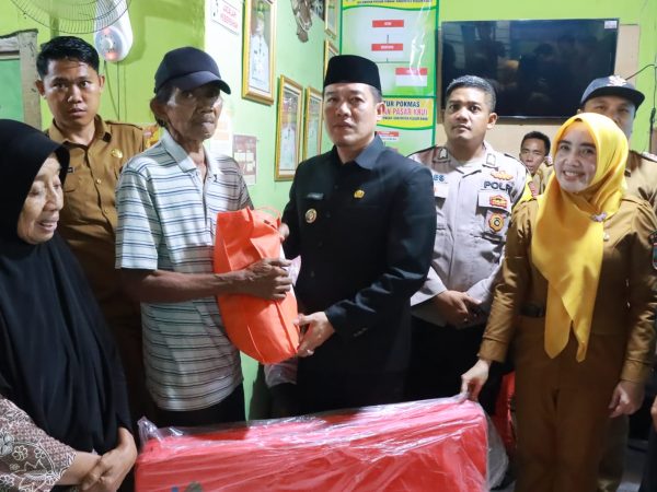 Bupati Dedi Berikan Bantuan Kepada Masyarakat Yang Terdampak Banjir Di Kelurahan Pasar Krui