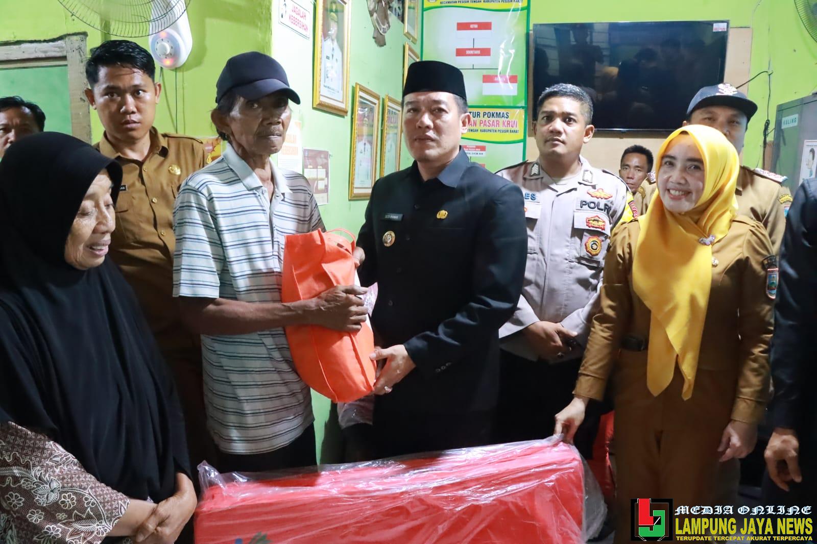 Bupati Dedi Berikan Bantuan Kepada Masyarakat Yang Terdampak Banjir Di Kelurahan Pasar Krui Bupati Dedi Berikan Bantuan Kepada Masyarakat Yang Terdampak Banjir Di Kelurahan Pasar Krui
