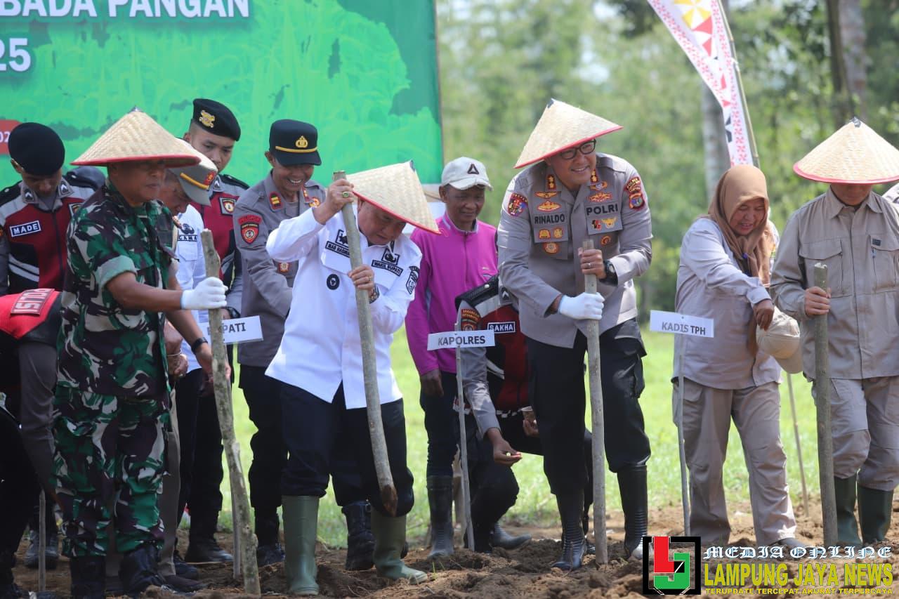 Dukung Penuh Swasembada Pangan Nasional 2025, Wakil Bupati Lampung Barat Hadiri Penanaman Jagung Serentak Oleh Polri Dukung Penuh Swasembada Pangan Nasional 2025, Wakil Bupati Lampung Barat Hadiri Penanaman Jagung Serentak Oleh Polri