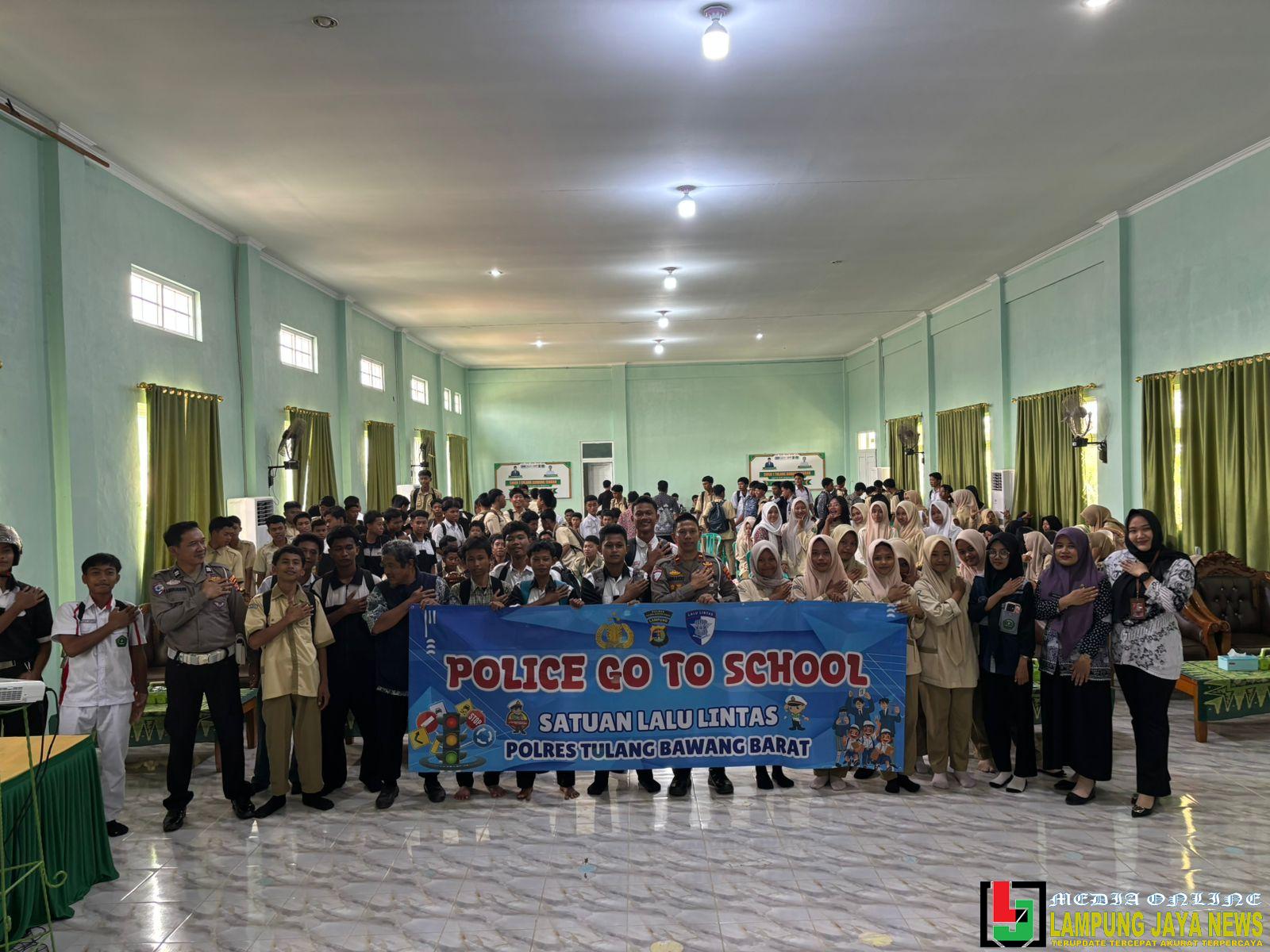 Police Goes to School, Satlantas Polres Tulang Bawang Barat Ajak Pelajar SMKN 01 Tulang Bawang Tengah Tertib Berlalu Lintas Police Goes to School, Satlantas Polres Tulang Bawang Barat Ajak Pelajar SMKN 01 Tulang Bawang Tengah Tertib Berlalu Lintas