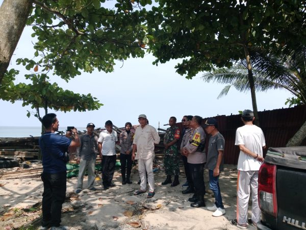Melalui Dinas Pariwisata, Pemkab Pesisir Barat Tertibkan UMKM di Pantai Labuhan Jukung
