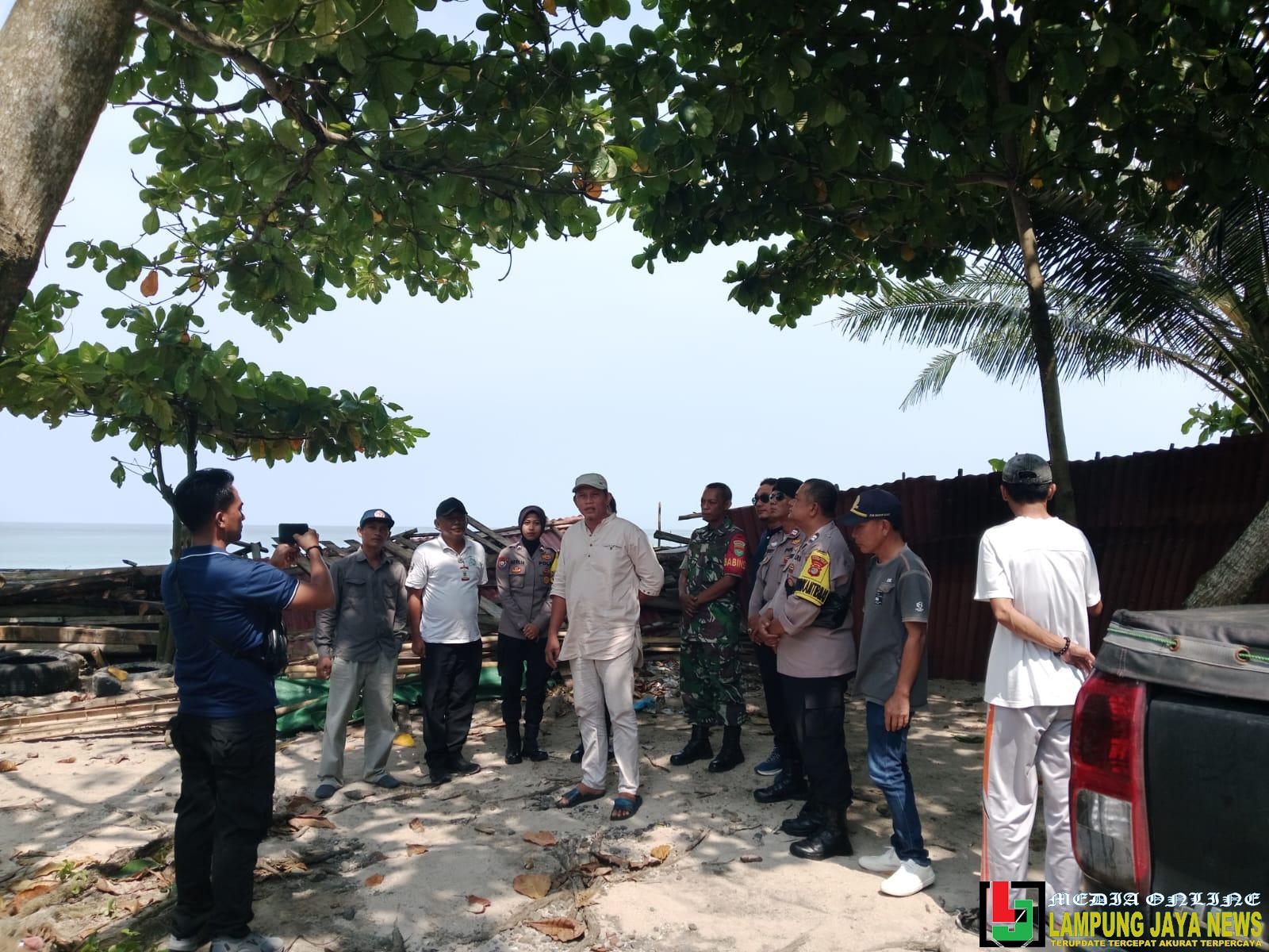 Melalui Dinas Pariwisata, Pemkab Pesisir Barat Tertibkan UMKM di Pantai Labuhan Jukung Melalui Dinas Pariwisata, Pemkab Pesisir Barat Tertibkan UMKM di Pantai Labuhan Jukung