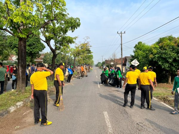 Sinergi Bersama Polri, Pemkab Tulang Bawang Barat Gotong Royong Bersihkan di Seputaran GOR ZA Pagar Alam Kecamatan Tulang Bawang Udik Sinergi Bersama Polri, Pemkab Tulang Bawang Barat Gotong Royong Bersihkan di Seputaran GOR ZA Pagar Alam Kecamatan Tulang Bawang Udik