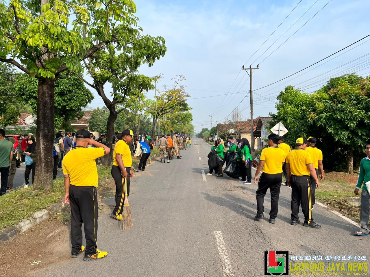 Sinergi Bersama Polri, Pemkab Tulang Bawang Barat Gotong Royong Bersihkan di Seputaran GOR ZA Pagar Alam Kecamatan Tulang Bawang Udik Sinergi Bersama Polri, Pemkab Tulang Bawang Barat Gotong Royong Bersihkan di Seputaran GOR ZA Pagar Alam Kecamatan Tulang Bawang Udik