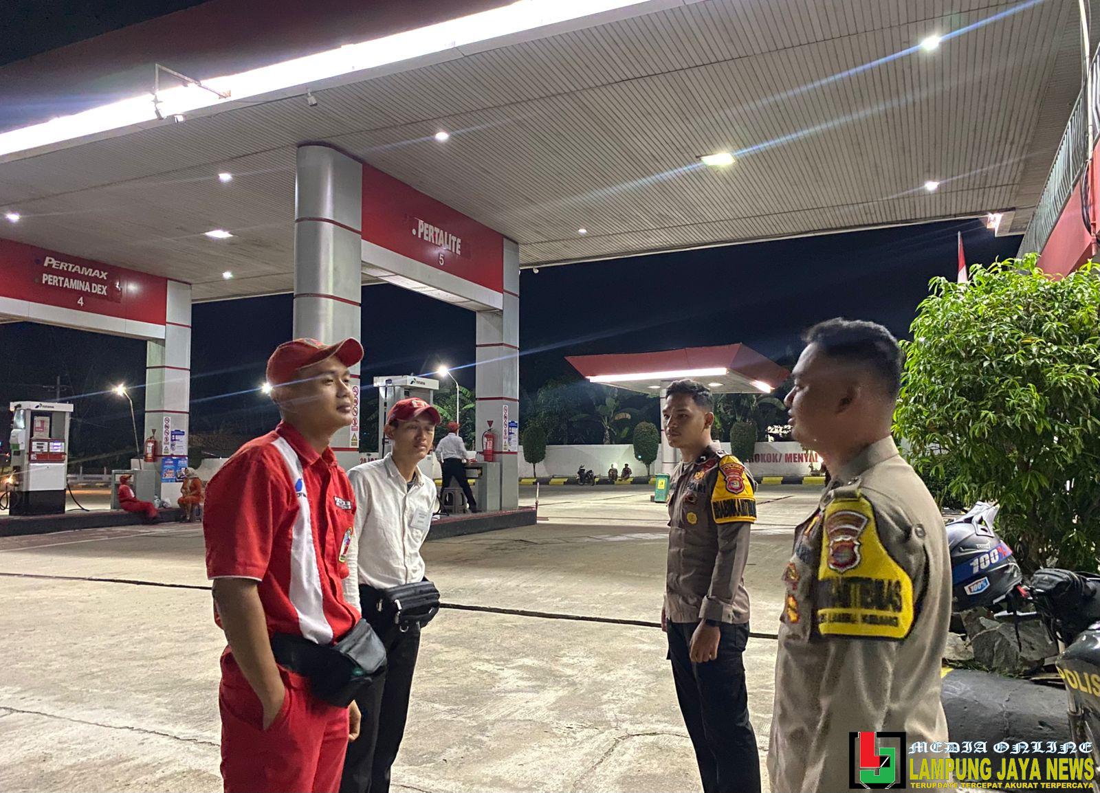 Jamin Rasa Aman Di Area SPBU Pertamina, Polsek Lambu Kibang Rutin Gelar Patroli Saat Malam Hari Jamin Rasa Aman Di Area SPBU Pertamina, Polsek Lambu Kibang Rutin Gelar Patroli Saat Malam Hari