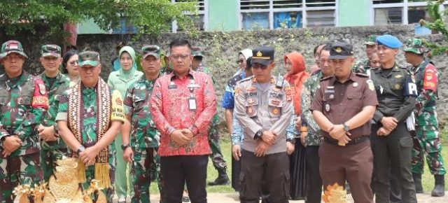Sekda Machiavelli HT Sambut Kunjungan Tim Wasev TMMD Ke-126 Di Kampung Sriwijaya