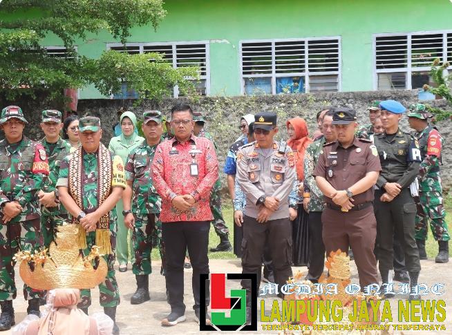 Sekda Machiavelli HT Sambut Kunjungan Tim Wasev TMMD Ke-126 Di Kampung Sriwijaya Sekda Machiavelli HT Sambut Kunjungan Tim Wasev TMMD Ke-126 Di Kampung Sriwijaya