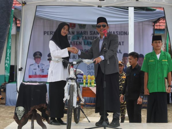 Bupati Parosil Mabsus Apresiasi Santri Berprestasi di Hari Santri Nasional 2025, Hadiahkan Umroh dan Sepeda