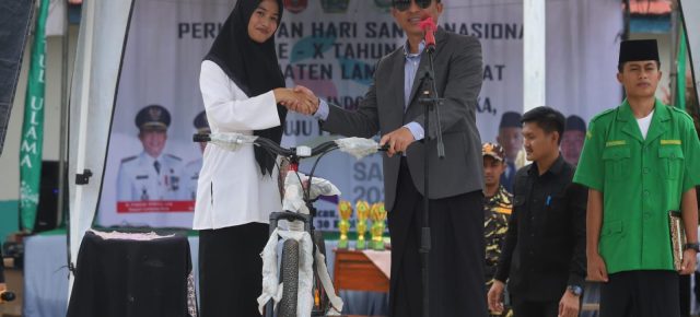 Bupati Parosil Mabsus Apresiasi Santri Berprestasi di Hari Santri Nasional 2025, Hadiahkan Umroh dan Sepeda