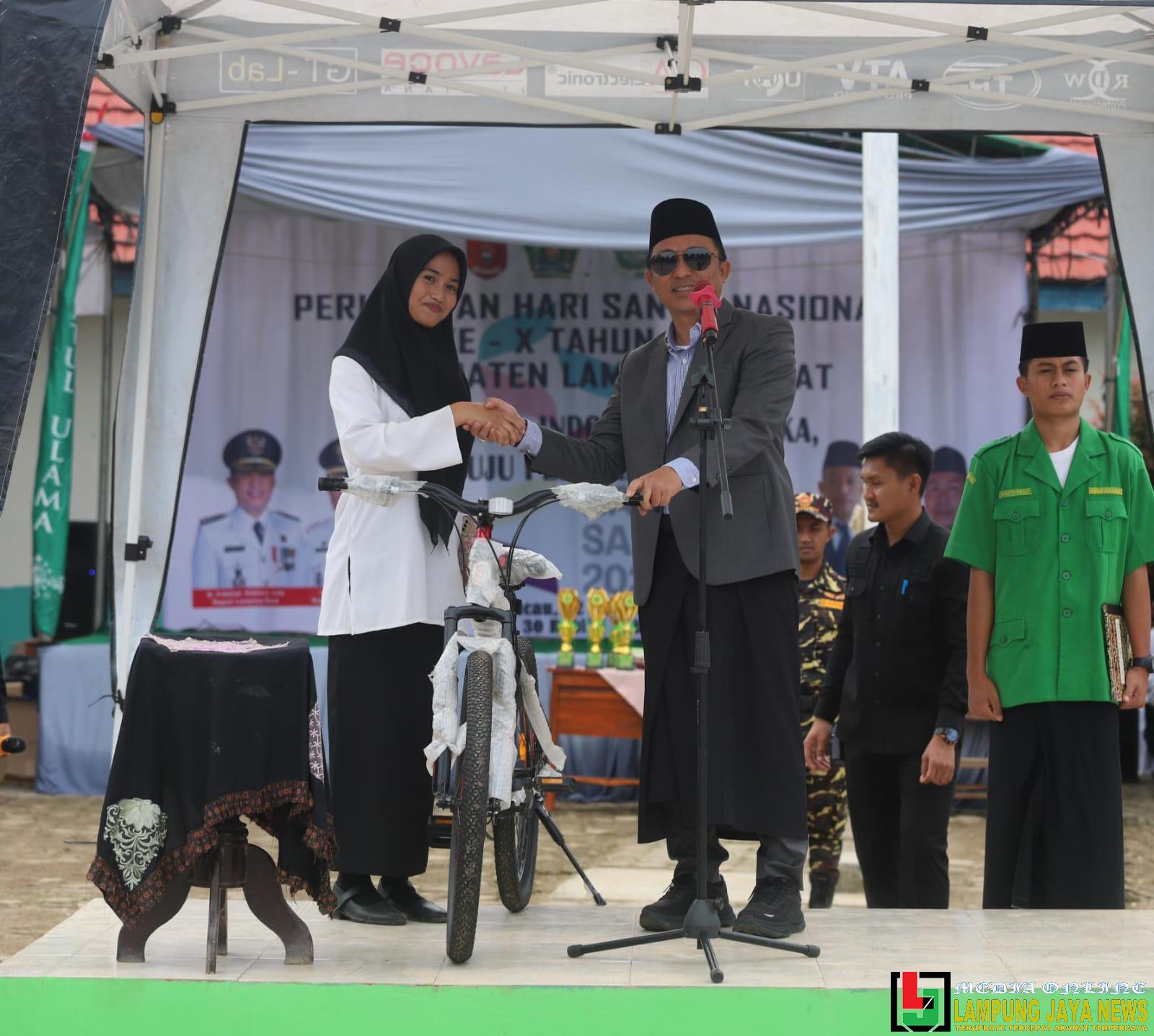 Bupati Parosil Mabsus Apresiasi Santri Berprestasi di Hari Santri Nasional 2025, Hadiahkan Umroh dan Sepeda Bupati Parosil Mabsus Apresiasi Santri Berprestasi di Hari Santri Nasional 2025, Hadiahkan Umroh dan Sepeda