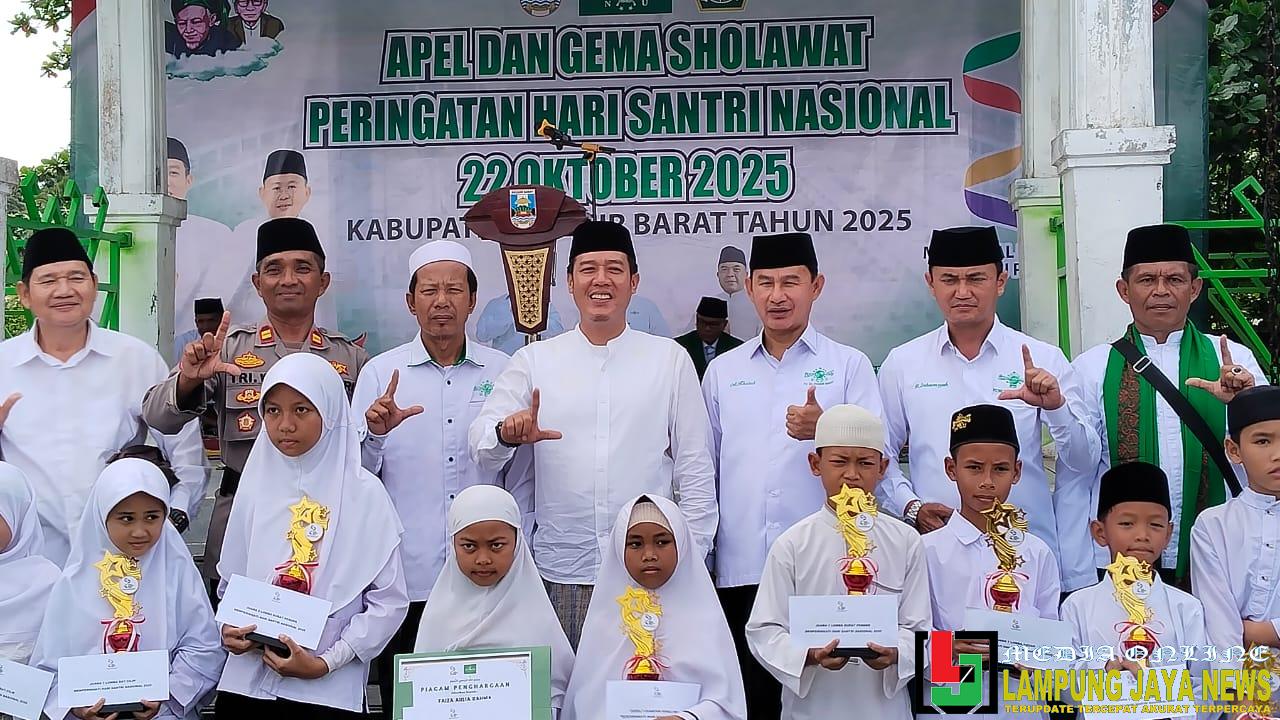 Bupati Pesisir Barat Dedi Irawan Pimpin Apel Hari Santri Bupati Pesisir Barat Dedi Irawan Pimpin Apel Hari Santri