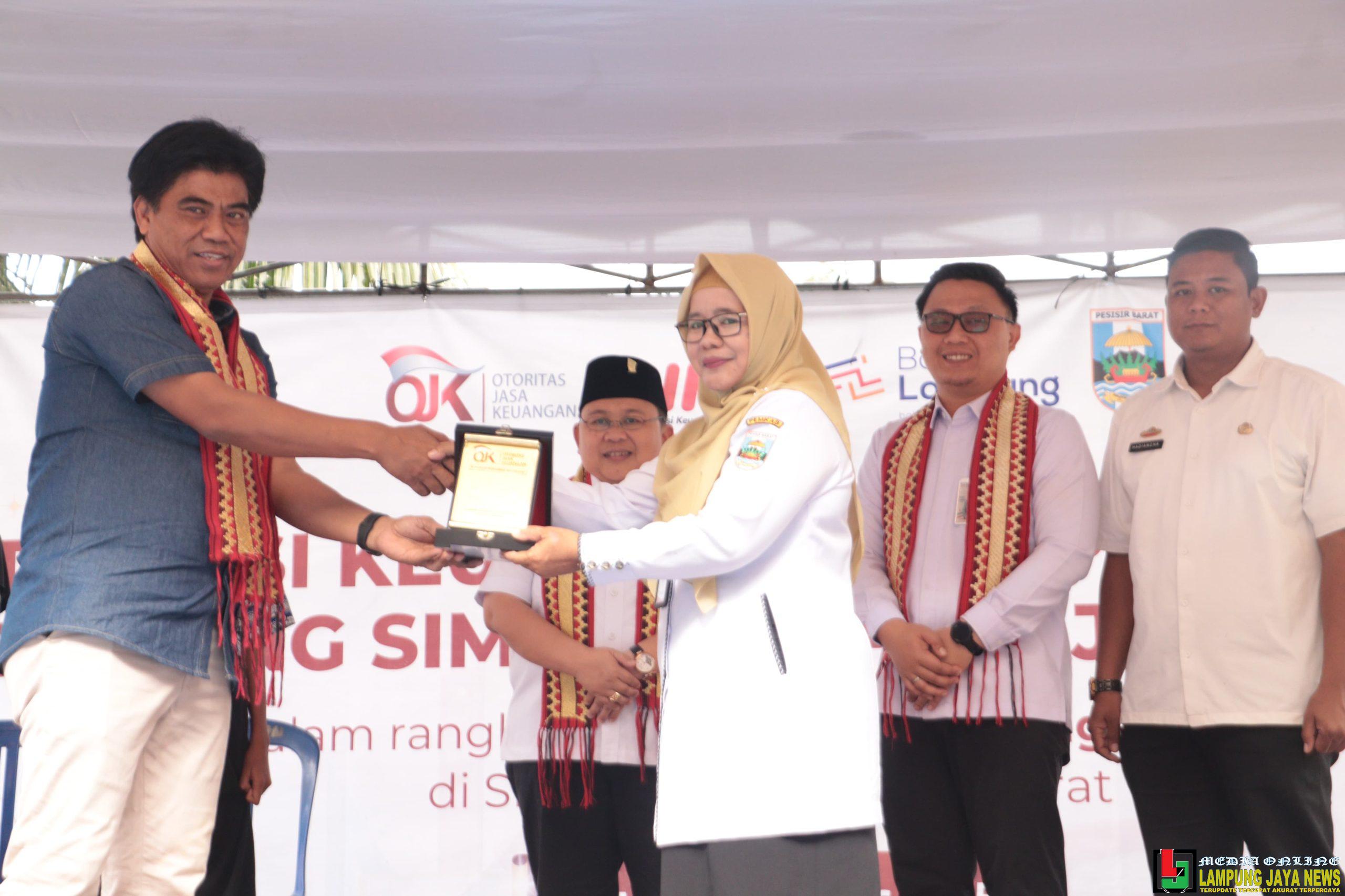 Wakil Bupati Irawan Topani Buka Kegiatan Edukasi Keuangan dan Pembukaan Rekening Simpel Di SMPN 17 Krui Wakil Bupati Irawan Topani Buka Kegiatan Edukasi Keuangan dan Pembukaan Rekening Simpel Di SMPN 17 Krui