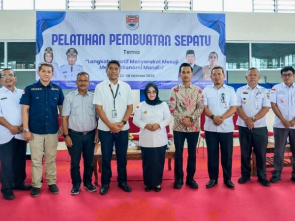 Bupati Mesuji Buka Pelatihan Pembuatan Sepatu dan Terima Bantuan CSR Peralatan Produksi