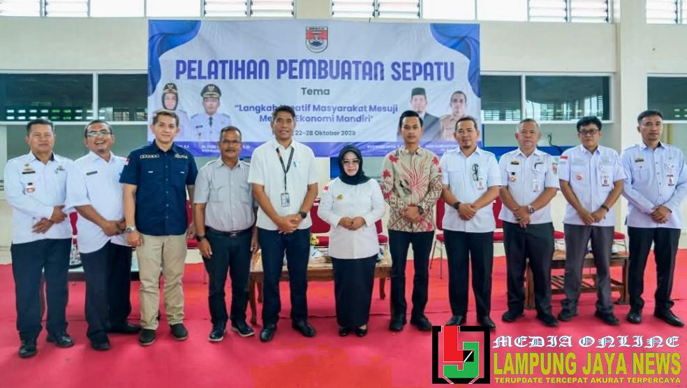 Bupati Mesuji Buka Pelatihan Pembuatan Sepatu dan Terima Bantuan CSR Peralatan Produksi Bupati Mesuji Buka Pelatihan Pembuatan Sepatu dan Terima Bantuan CSR Peralatan Produksi